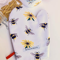 Beautiful Bees and Flowers Make These Oven Mitts a Gorgeous Pair
