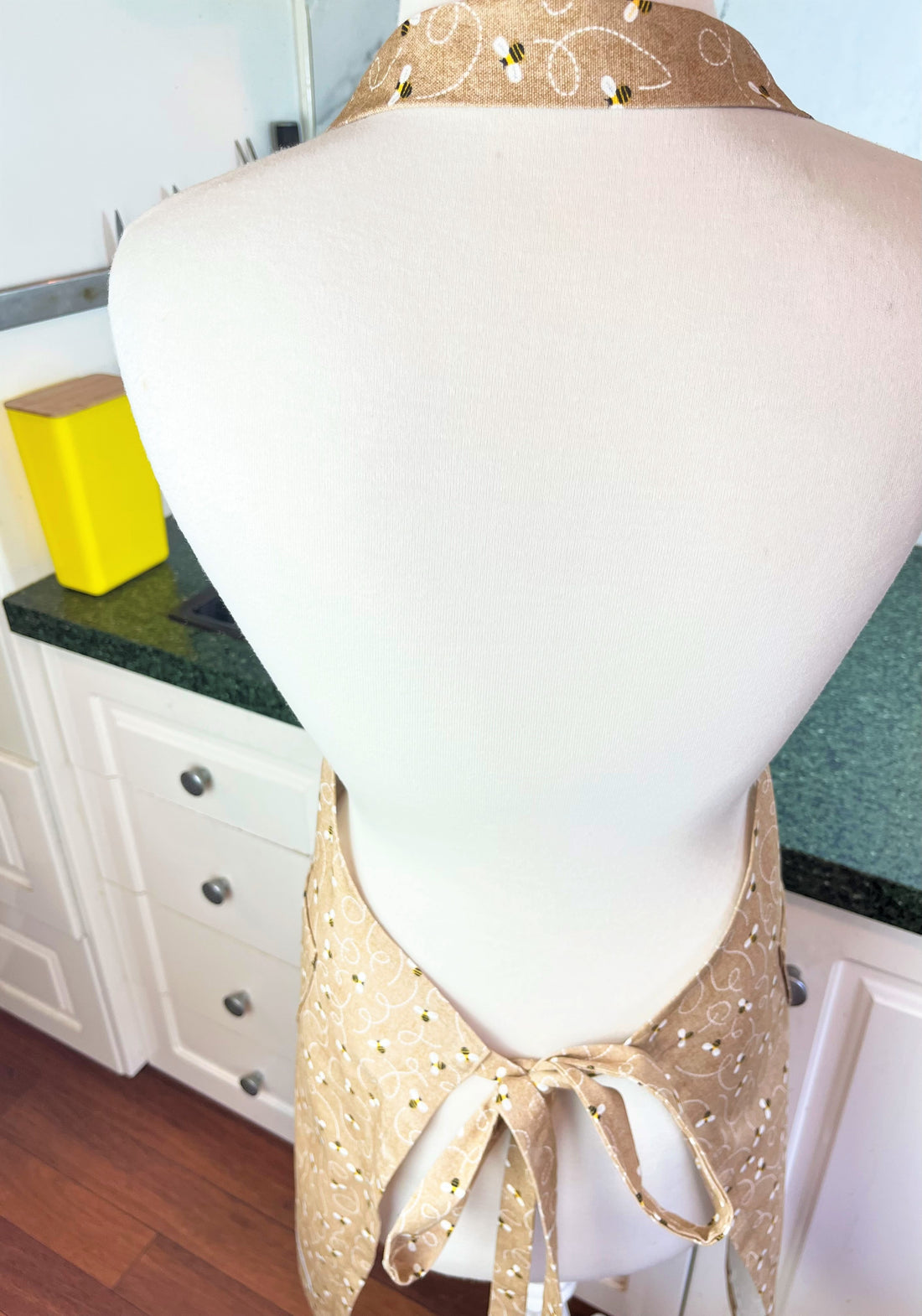 Delicate Patterned Apron for Your Favourite Bee Lover
