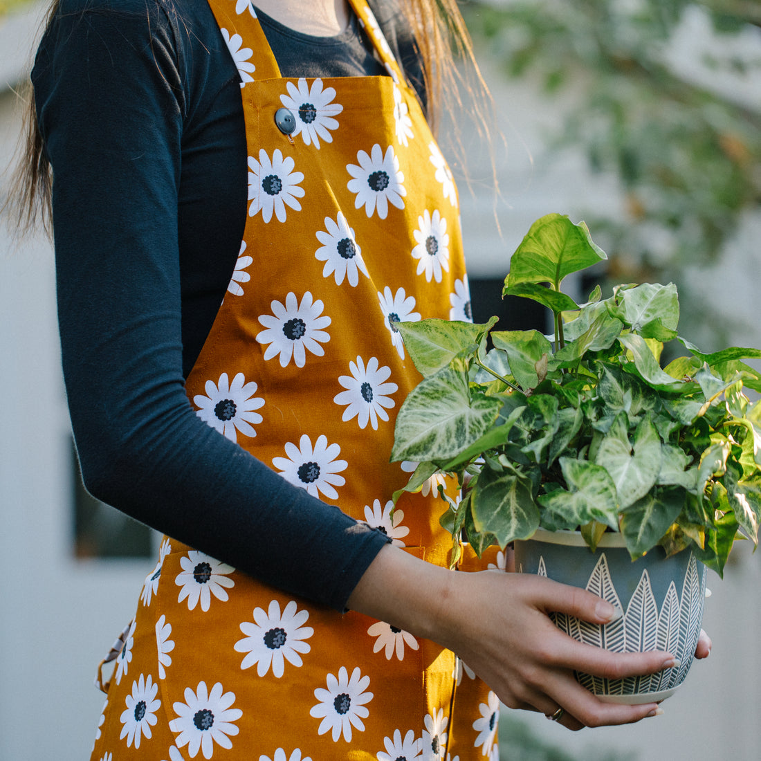 Daisies Make a Beautiful and Bold Pattern on this Adults' Apron