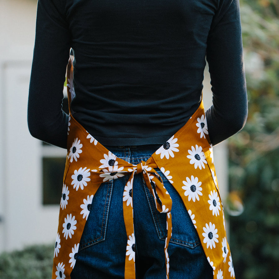 Daisies Make a Beautiful and Bold Pattern on this Adults' Apron