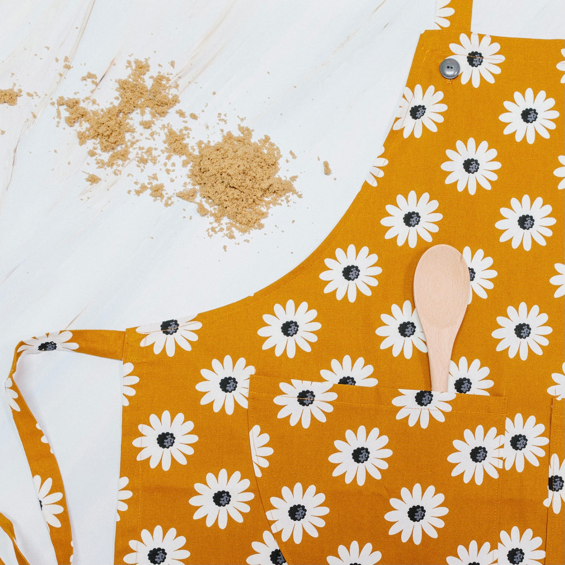 Daisies Make a Beautiful and Bold Pattern on this Adults' Apron