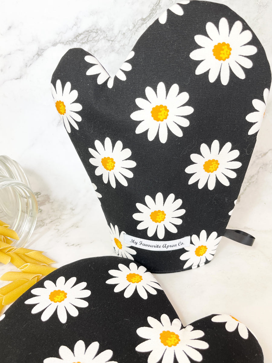 Daisy Oven Mitts are the Perfect Housewarming Gift