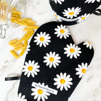 Daisy Oven Mitts are the Perfect Housewarming Gift