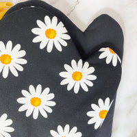 Daisy Oven Mitts are the Perfect Housewarming Gift