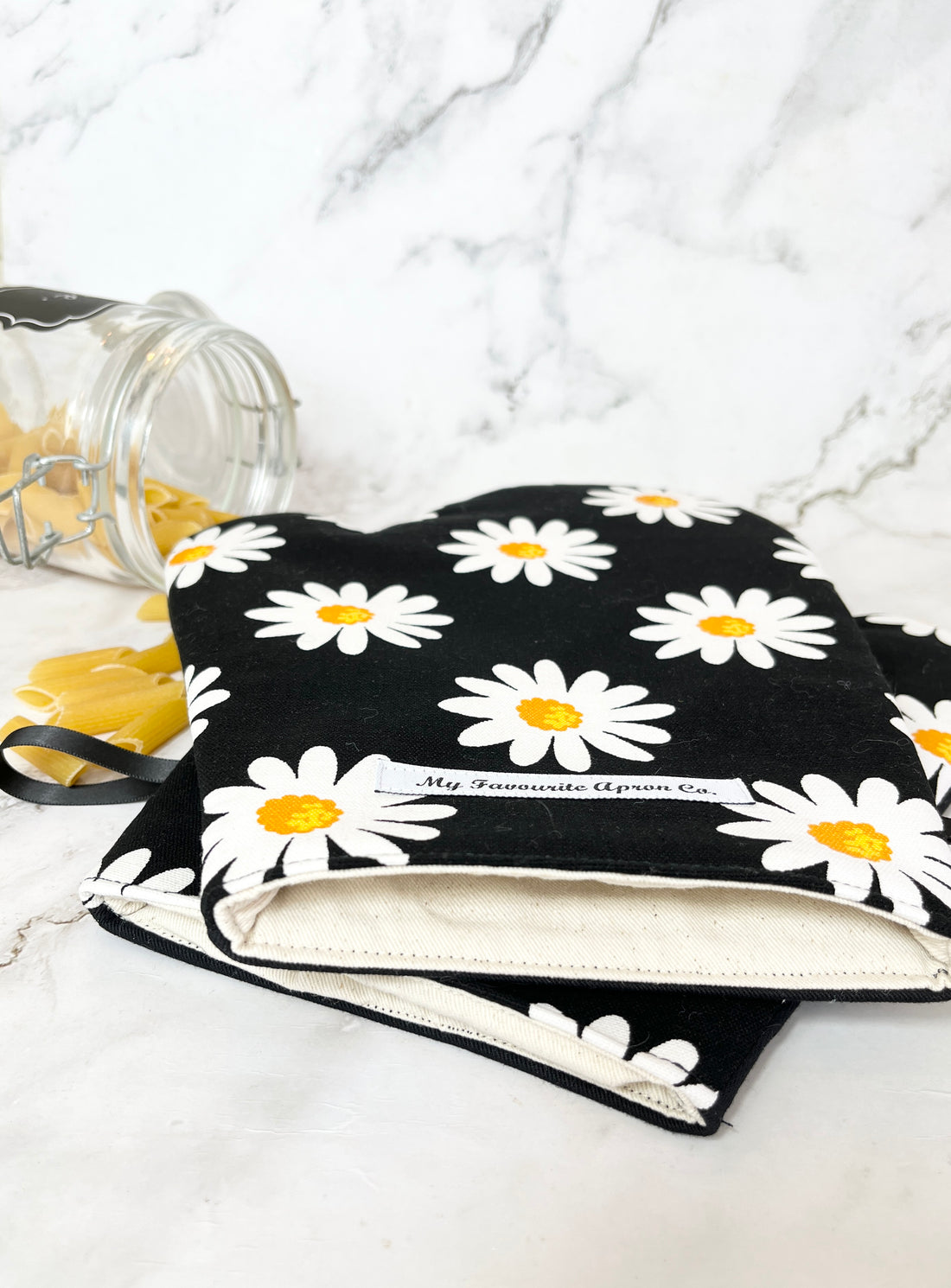 Daisy Oven Mitts are the Perfect Housewarming Gift