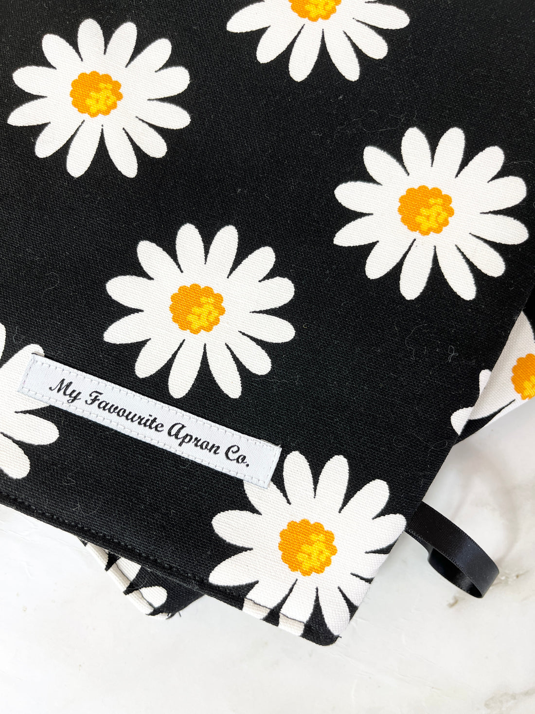 Daisy Oven Mitts are the Perfect Housewarming Gift