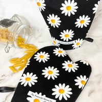 Daisy Oven Mitts are the Perfect Housewarming Gift