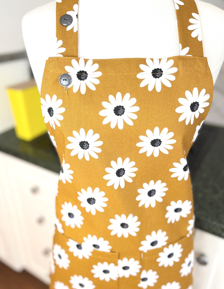 Daisies Make a Beautiful and Bold Pattern on this Adults' Apron