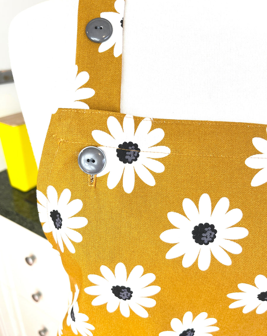 Daisies Make a Beautiful and Bold Pattern on this Adults' Apron