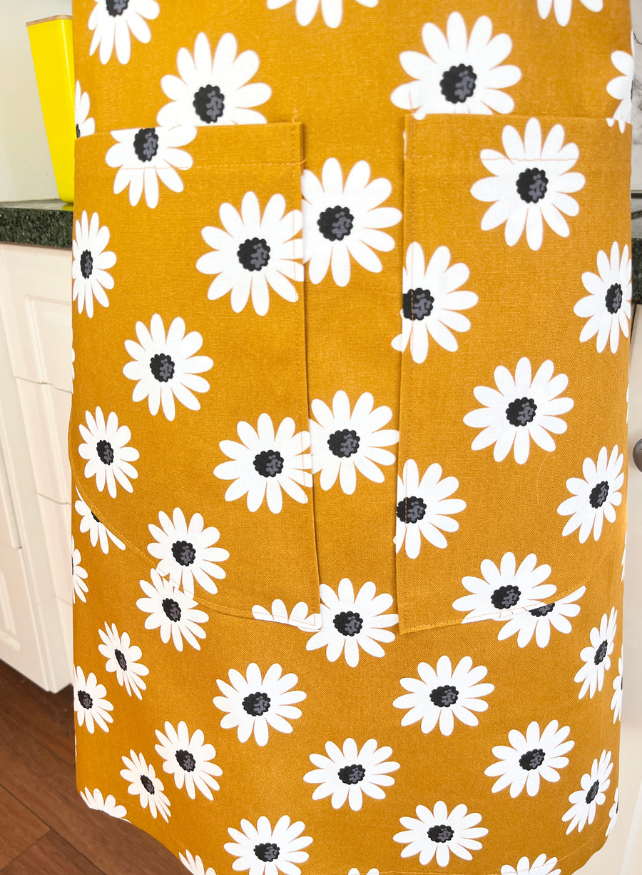 Daisies Make a Beautiful and Bold Pattern on this Adults' Apron