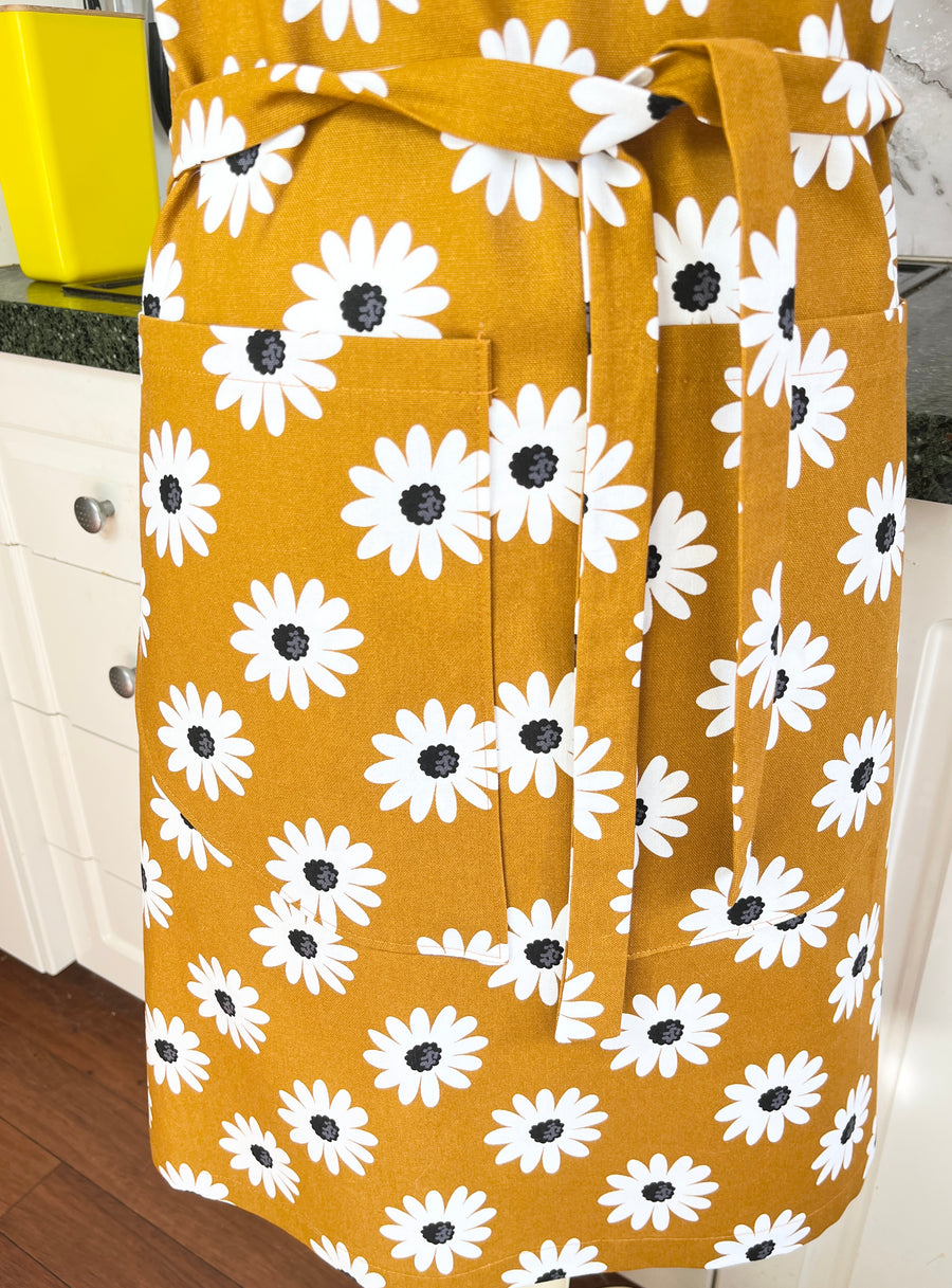 Daisies Make a Beautiful and Bold Pattern on this Adults' Apron