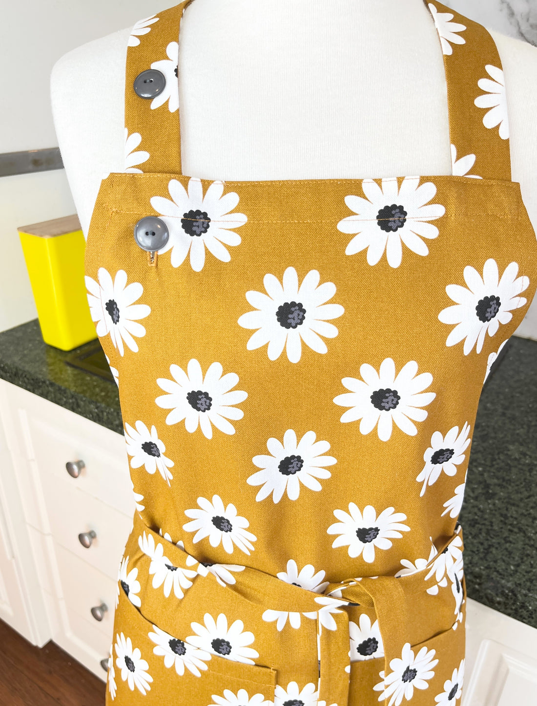 Daisies Make a Beautiful and Bold Pattern on this Adults' Apron