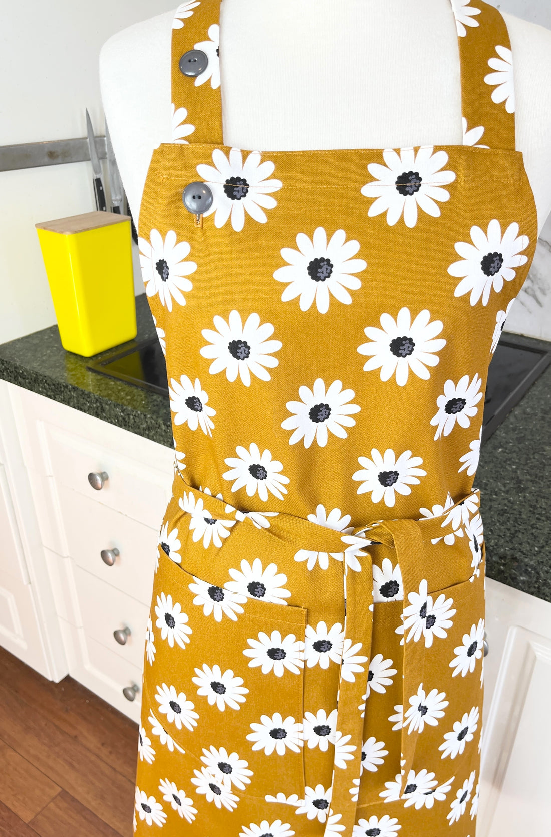 Daisies Make a Beautiful and Bold Pattern on this Adults' Apron