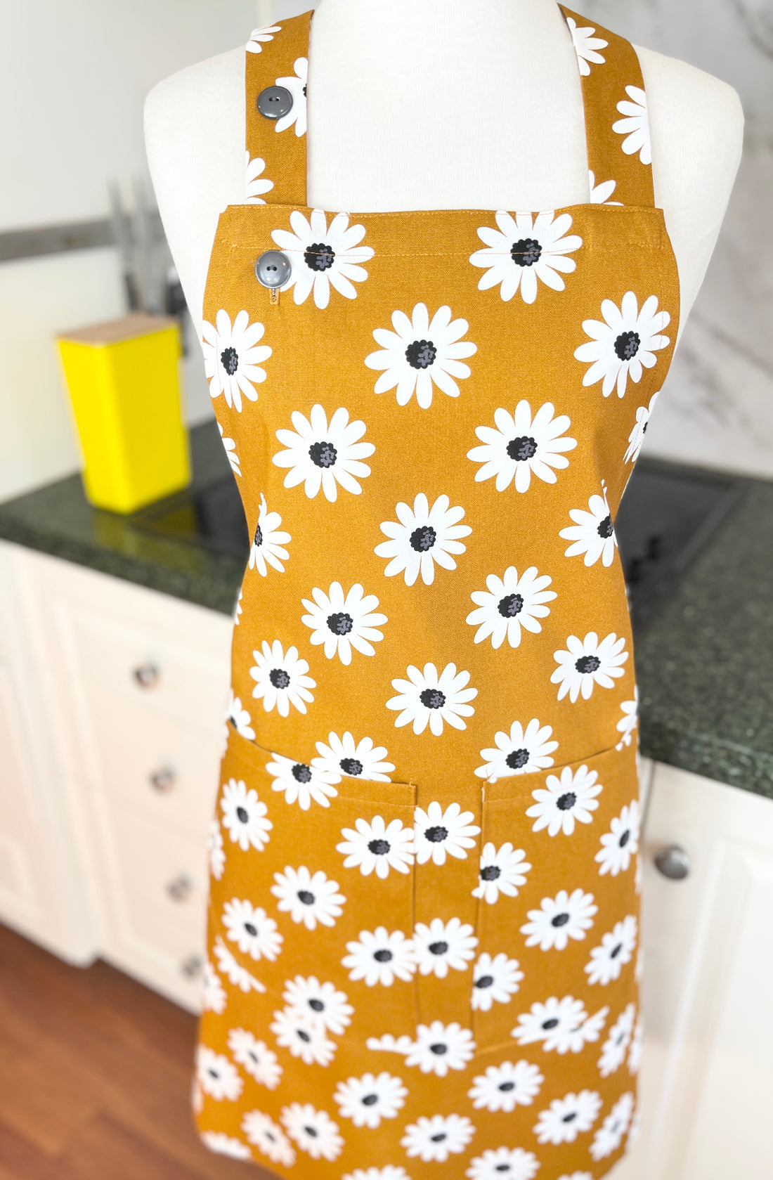 Daisies Make a Beautiful and Bold Pattern on this Adults' Apron