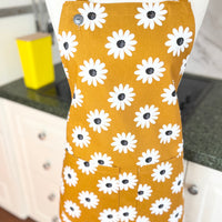 Daisies Make a Beautiful and Bold Pattern on this Adults' Apron