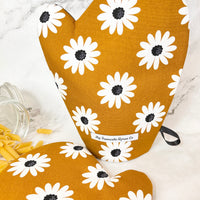 Delightful Daisy Oven Mitts Make the Perfect Foodie Gift