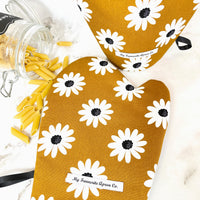 Delightful Daisy Oven Mitts Make the Perfect Foodie Gift