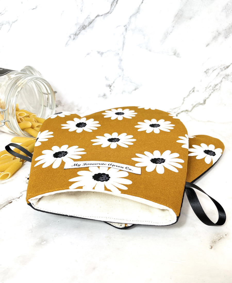 Delightful Daisy Oven Mitts Make the Perfect Foodie Gift