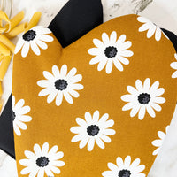 Delightful Daisy Oven Mitts Make the Perfect Foodie Gift