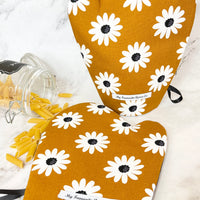 Delightful Daisy Oven Mitts Make the Perfect Foodie Gift