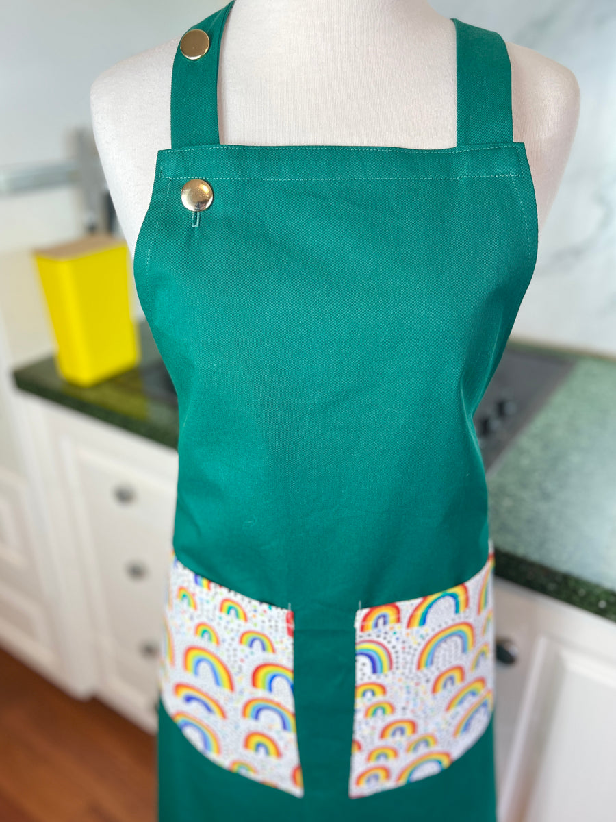 Rainbow Pockets Make this Green Apron a Gorgeous Gem