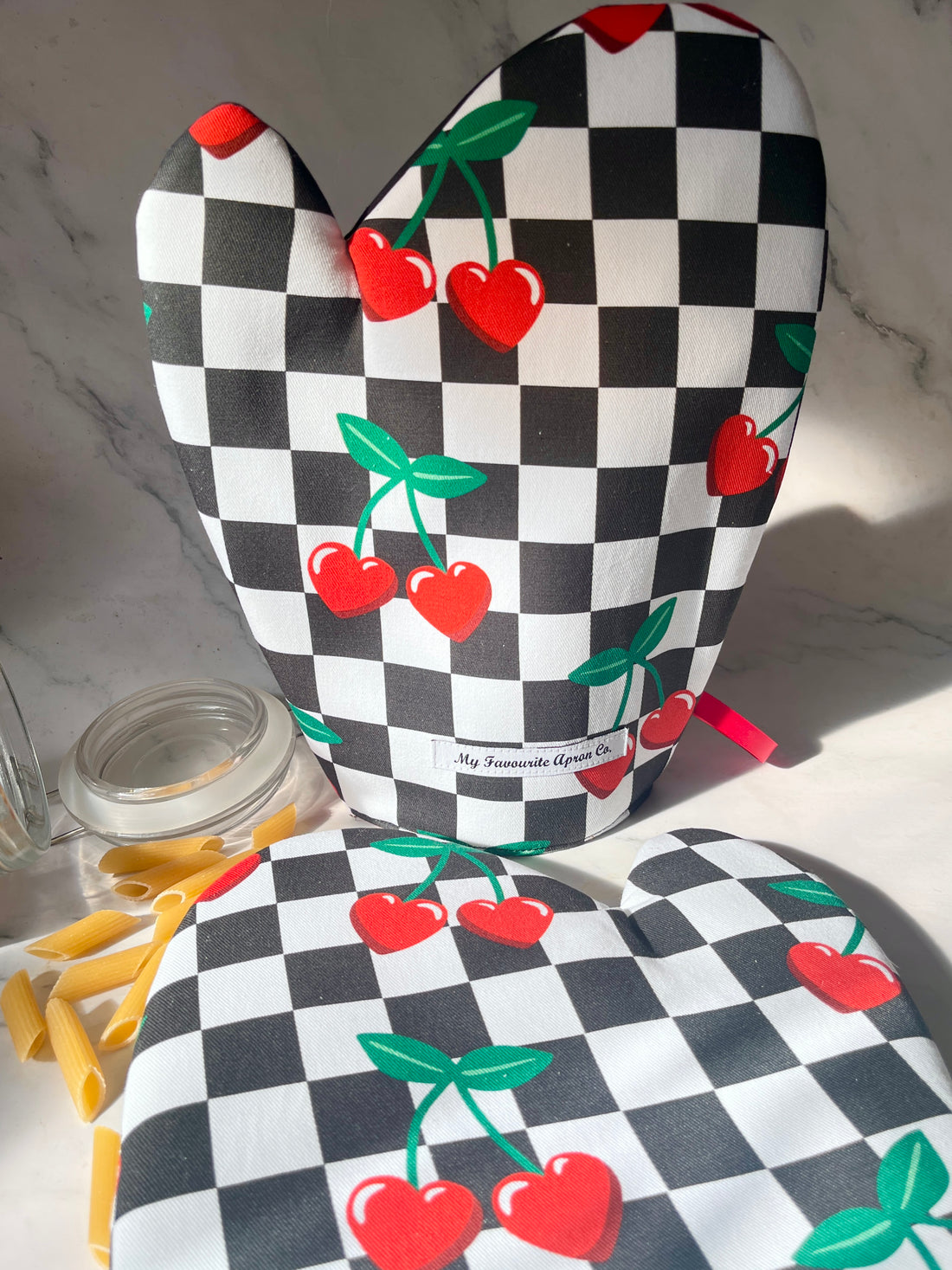 Stunning Retro Feel Cherry Oven Mitt Set