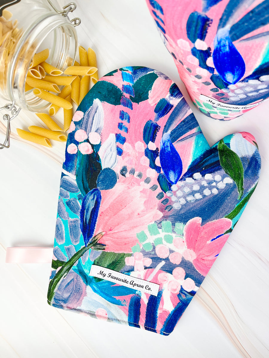 Retro Floral Oven Mitts Are an Amazing Housewarming Gift