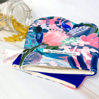 Retro Floral Oven Mitts Are an Amazing Housewarming Gift