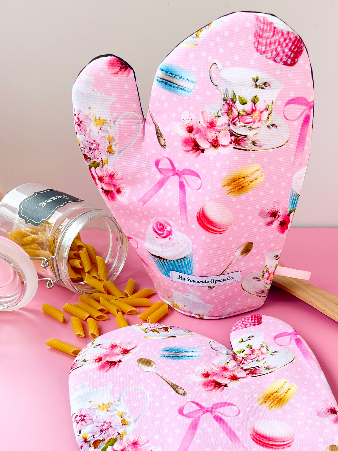 The Perfect Oven Mitts for Any High Tea Fancier