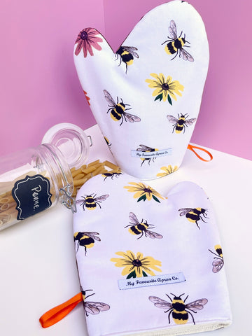 Beautiful Bees and Flowers Make These Oven Mitts a Gorgeous Pair