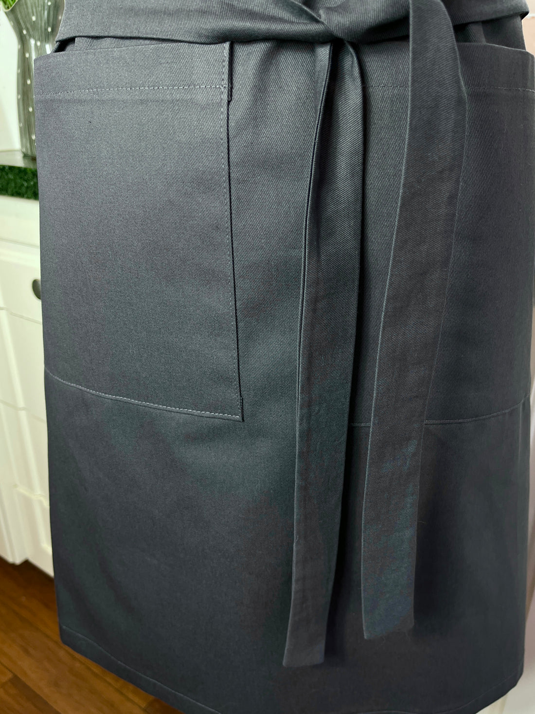 I Like the Wine, Not the Label - a Practical, Fun and Wise Apron