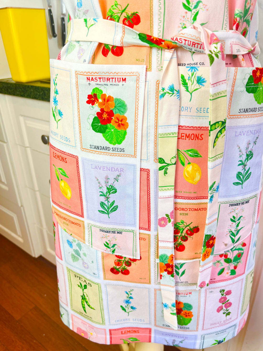 This Pretty Retro Apron has the Loveliest Pattern