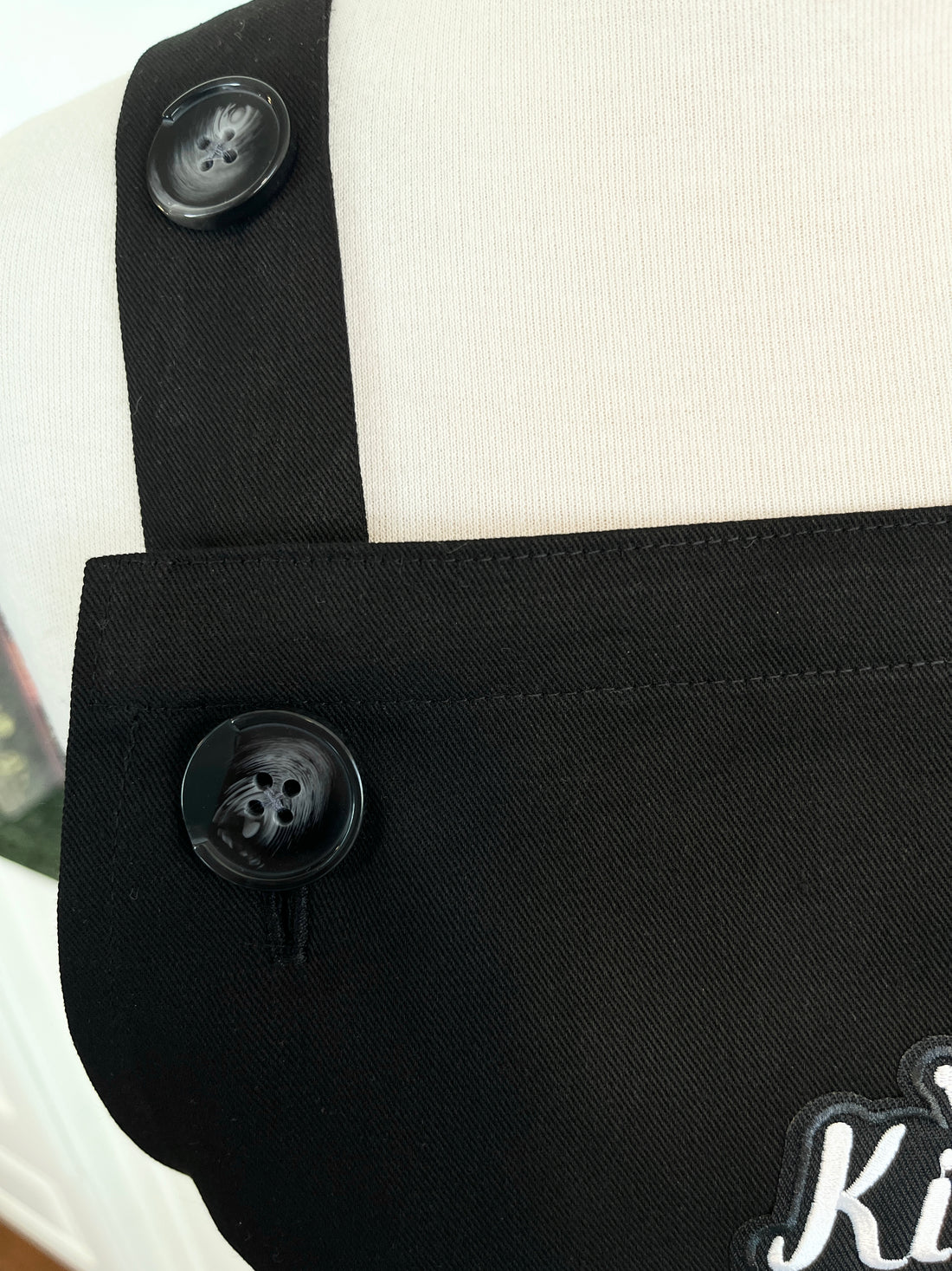 Is Your Dad the King of the BBQ? This Simple Black Apron is the Ideal Gift for Him