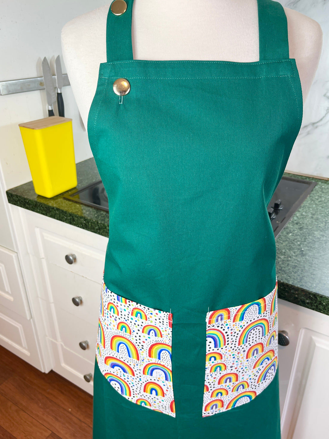 Rainbow Pockets Make this Green Apron a Gorgeous Gem