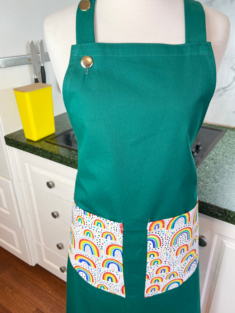 Rainbow Pockets Make this Green Apron a Gorgeous Gem
