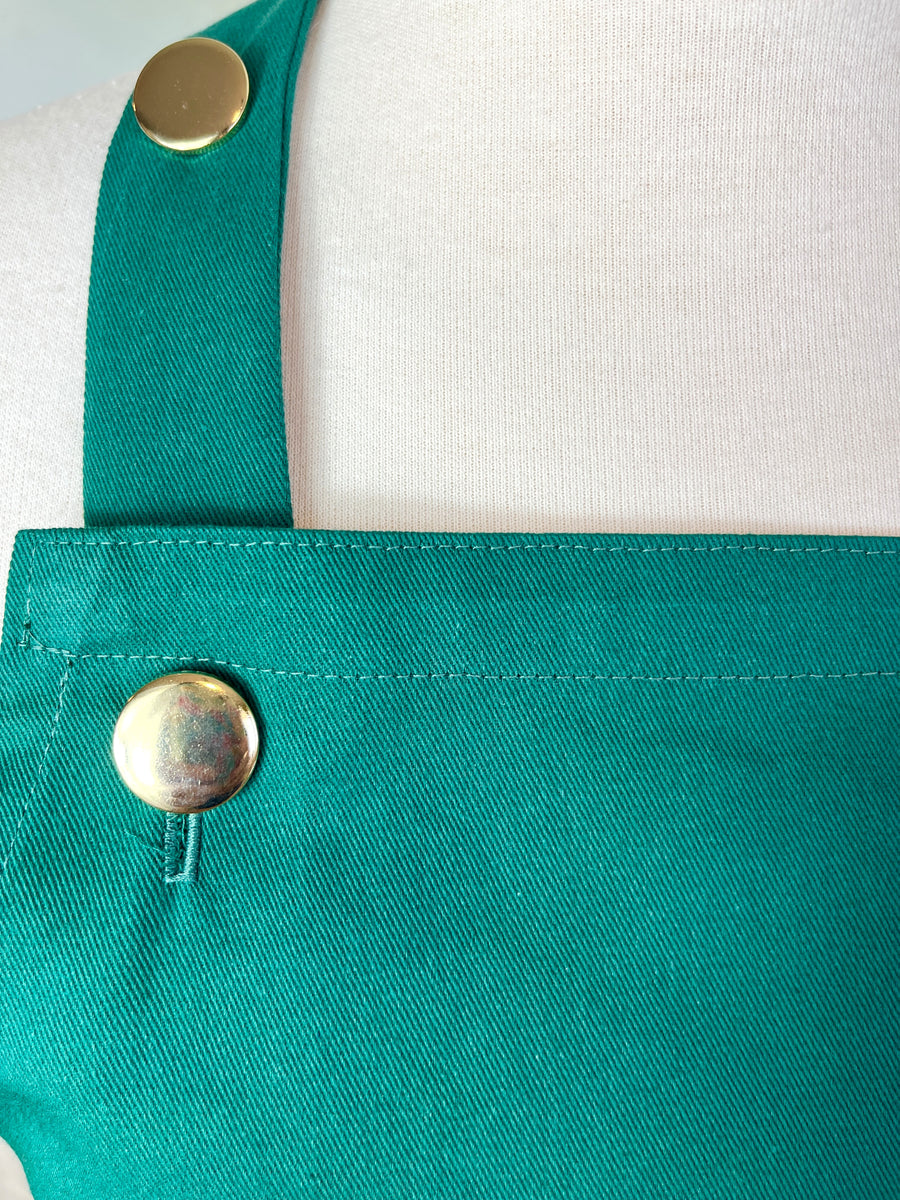 Rainbow Pockets Make this Green Apron a Gorgeous Gem