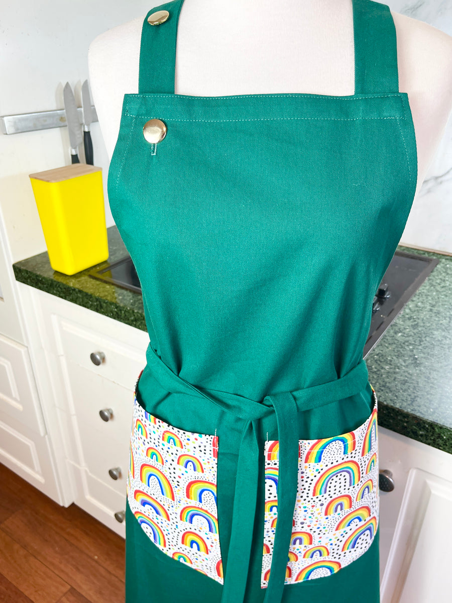 Rainbow Pockets Make this Green Apron a Gorgeous Gem