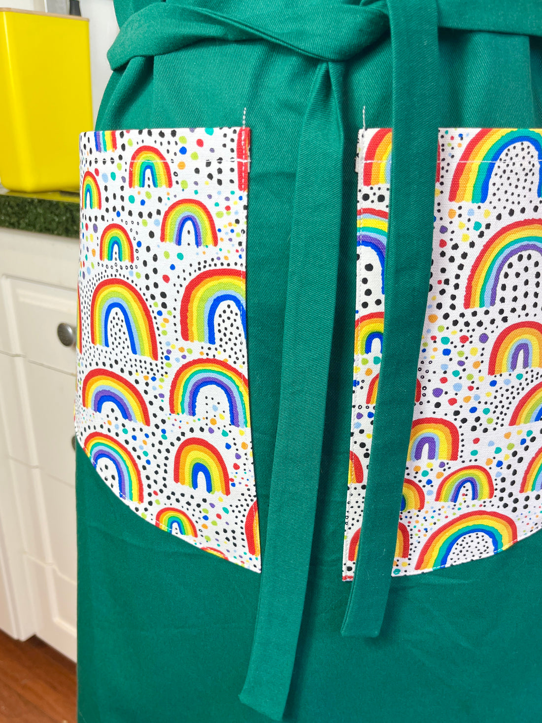 Rainbow Pockets Make this Green Apron a Gorgeous Gem