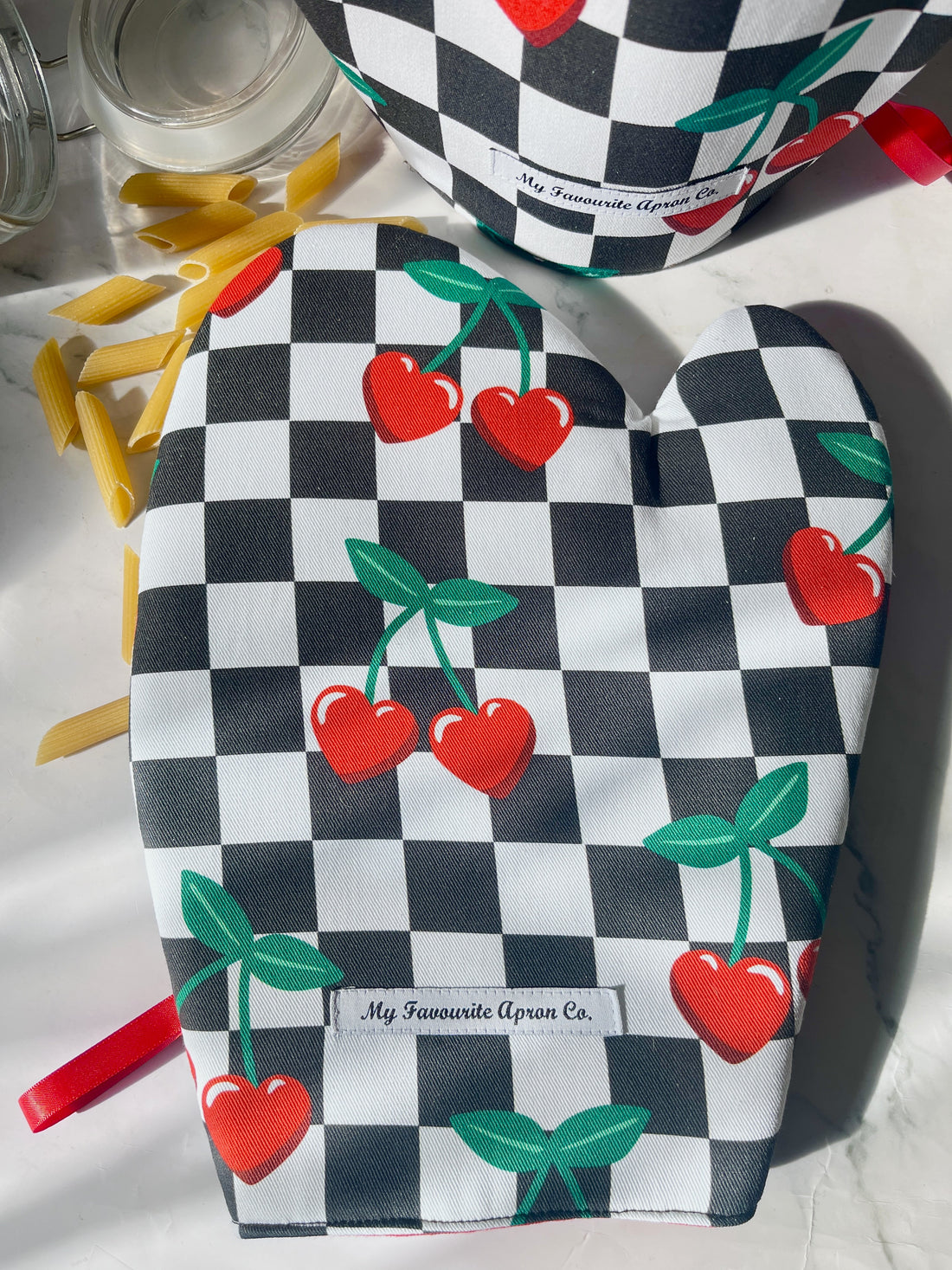 Stunning Retro Feel Cherry Oven Mitt Set