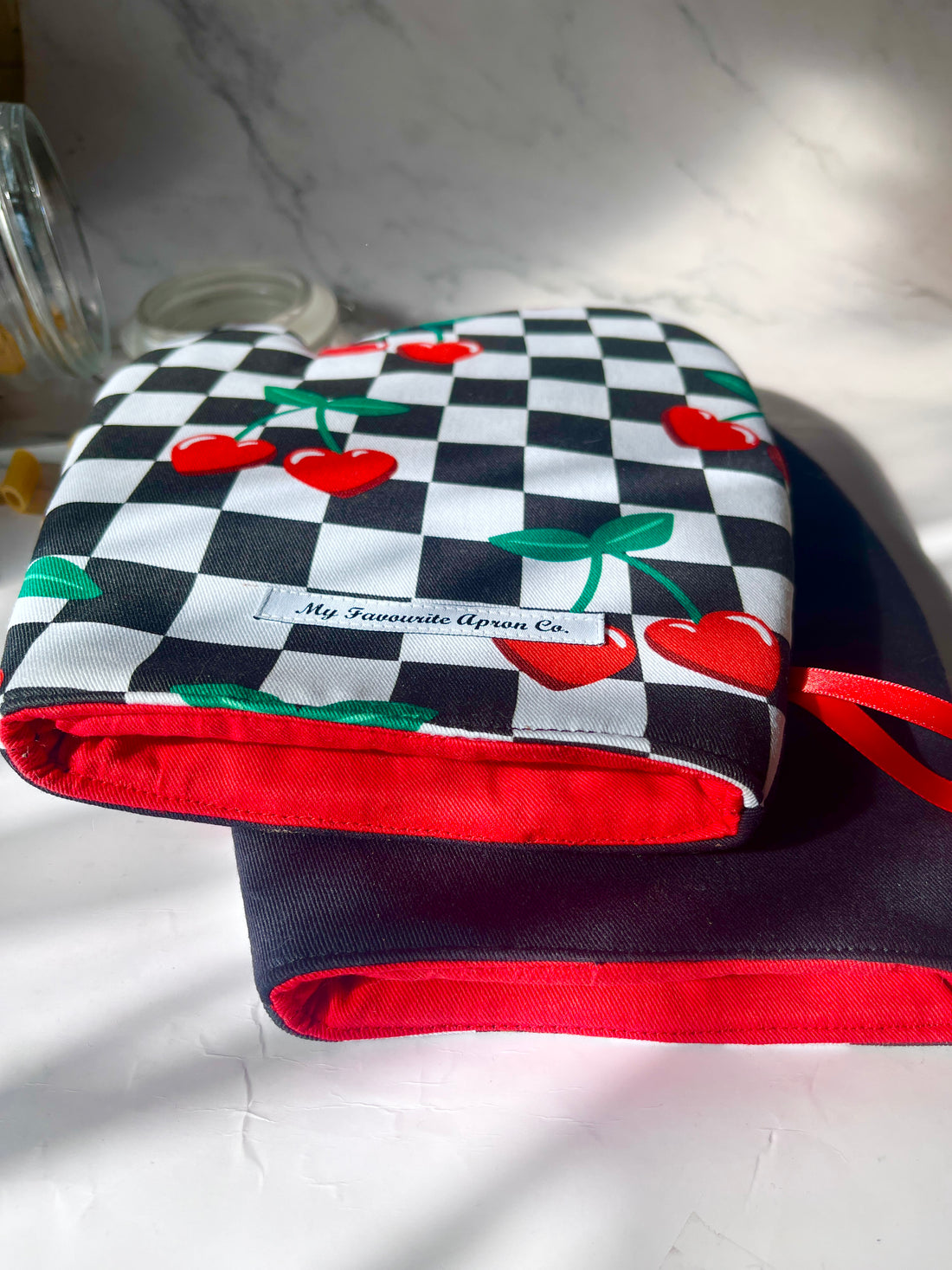 Stunning Retro Feel Cherry Oven Mitt Set