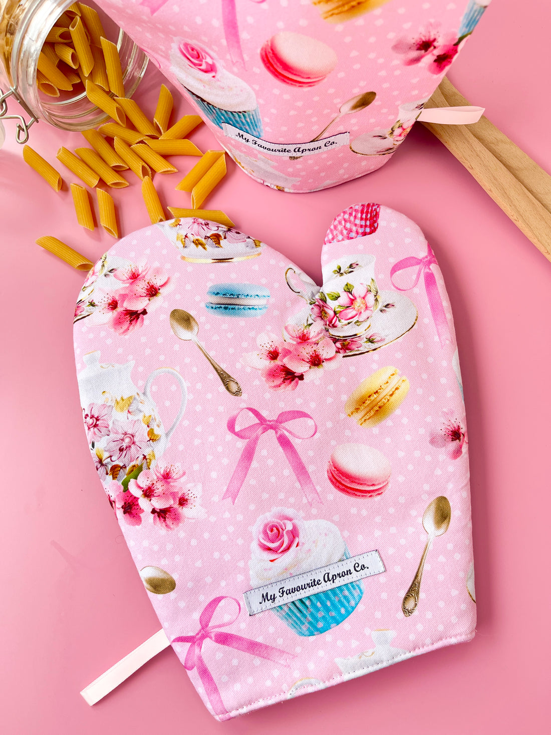 The Perfect Oven Mitts for Any High Tea Fancier