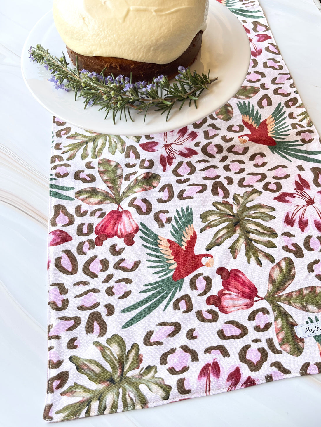 This Boldly Patterned Table Runner is an Ideal Housewarming Gift