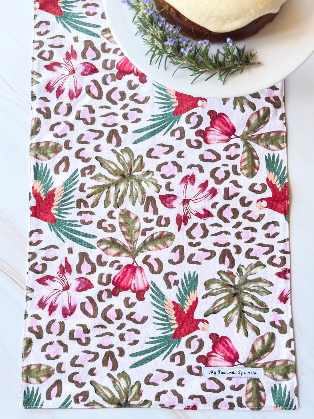 This Boldly Patterned Table Runner is an Ideal Housewarming Gift