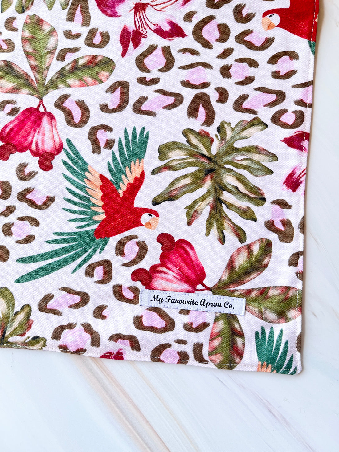 This Boldly Patterned Table Runner is an Ideal Housewarming Gift