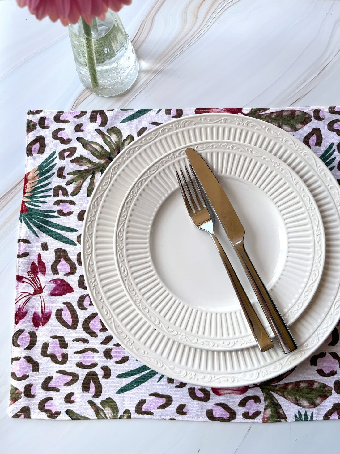 This Boldly Patterned Table Runner is an Ideal Housewarming Gift